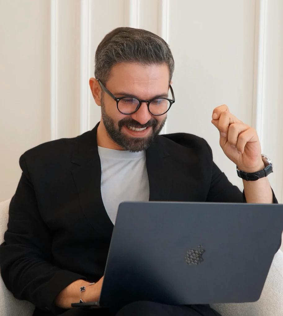 Diyetisyen Berat Demircigil danışanıyla çevrim içi görüşme yaparken